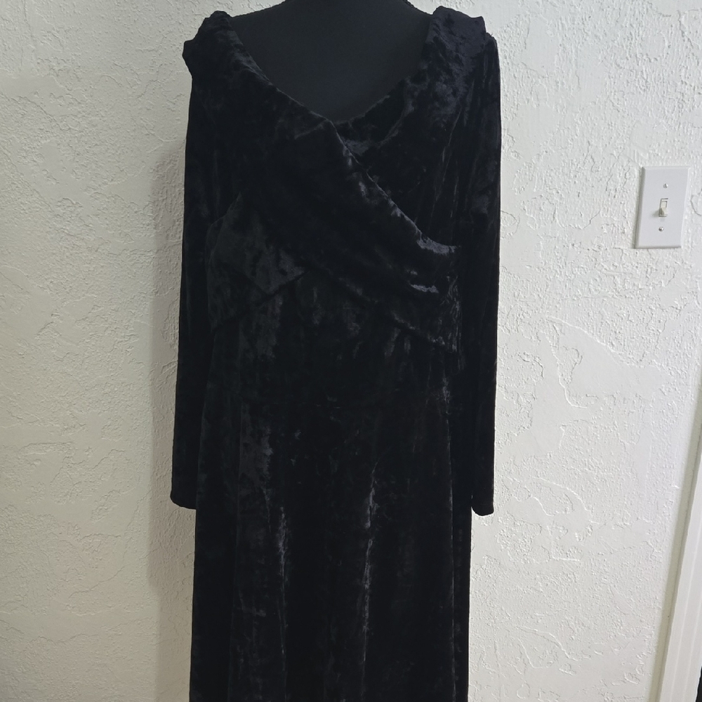 Chelsea28 Black Velvet Long Sleeve Dress